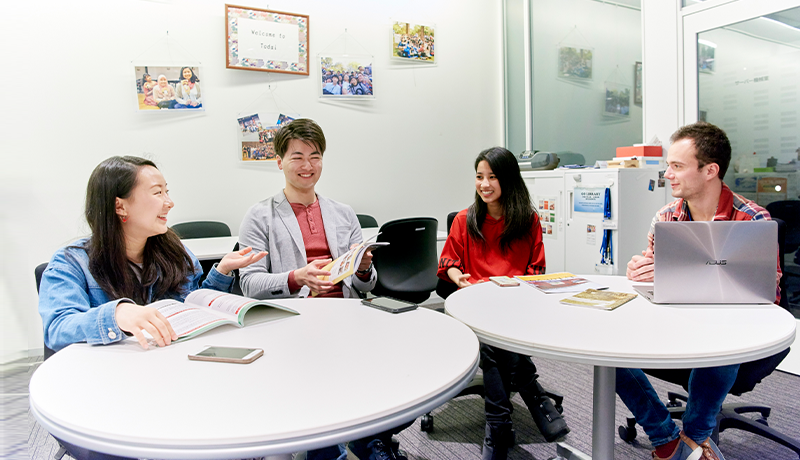 澳门威尼娱人网站 監督・撮影は「本当はね、」「好きじゃないよ」を担当した軍司拓実が務めており、2021年10月に公開した「憂鬱とバイト」以来、久々にメンバー4人のみが登場、”バンド”に焦点を当てた見応えのある映像になっている